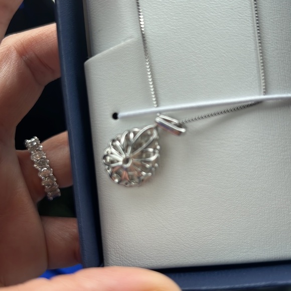Elegant 14kt white solid gold natural diamond pendant necklace. - Picture 7 of 8